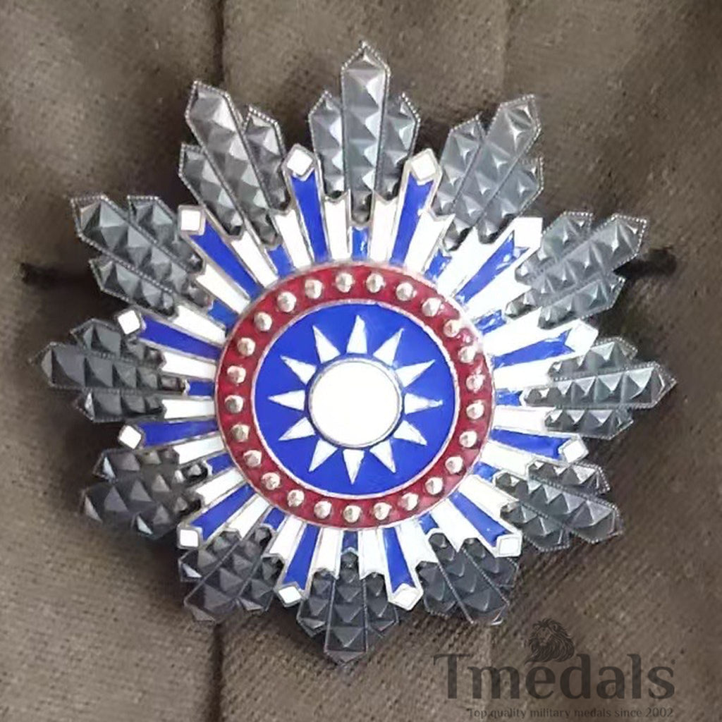 Republic of China Anti-Red Medal 剿赤勋章 Sunburst Badge Pure Silver Roc Order WWII detail view 4
