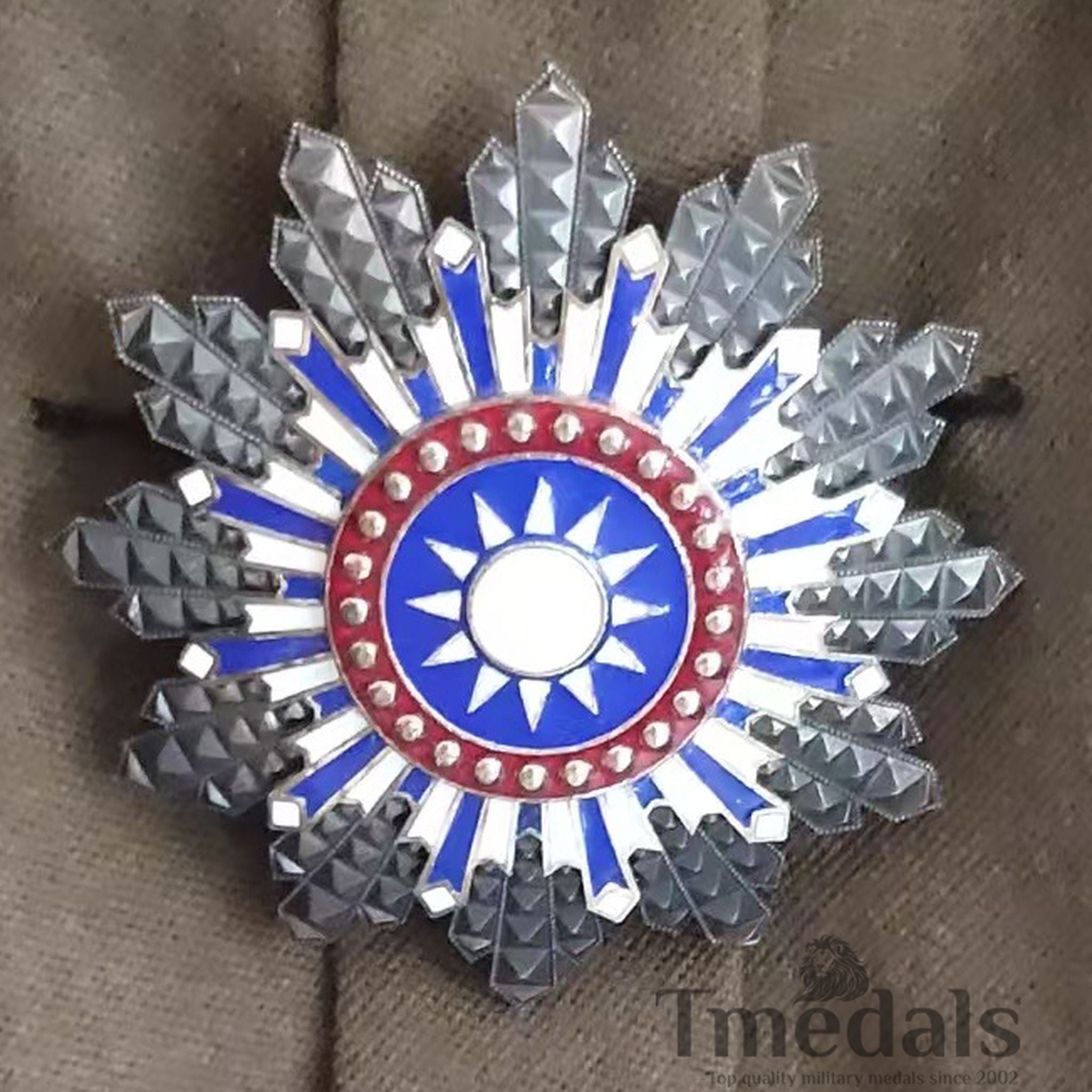 Republic of China Anti-Red Medal 剿赤勋章 Sunburst Badge Pure Silver Roc Order WWII detail view 4