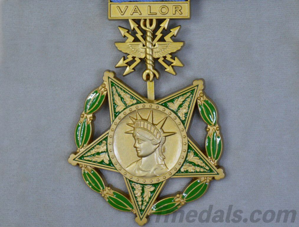 U.S. Medal of Honor Air Force WWII Neck Ribbon Version – Full-Size Brass with Case detail view 2
