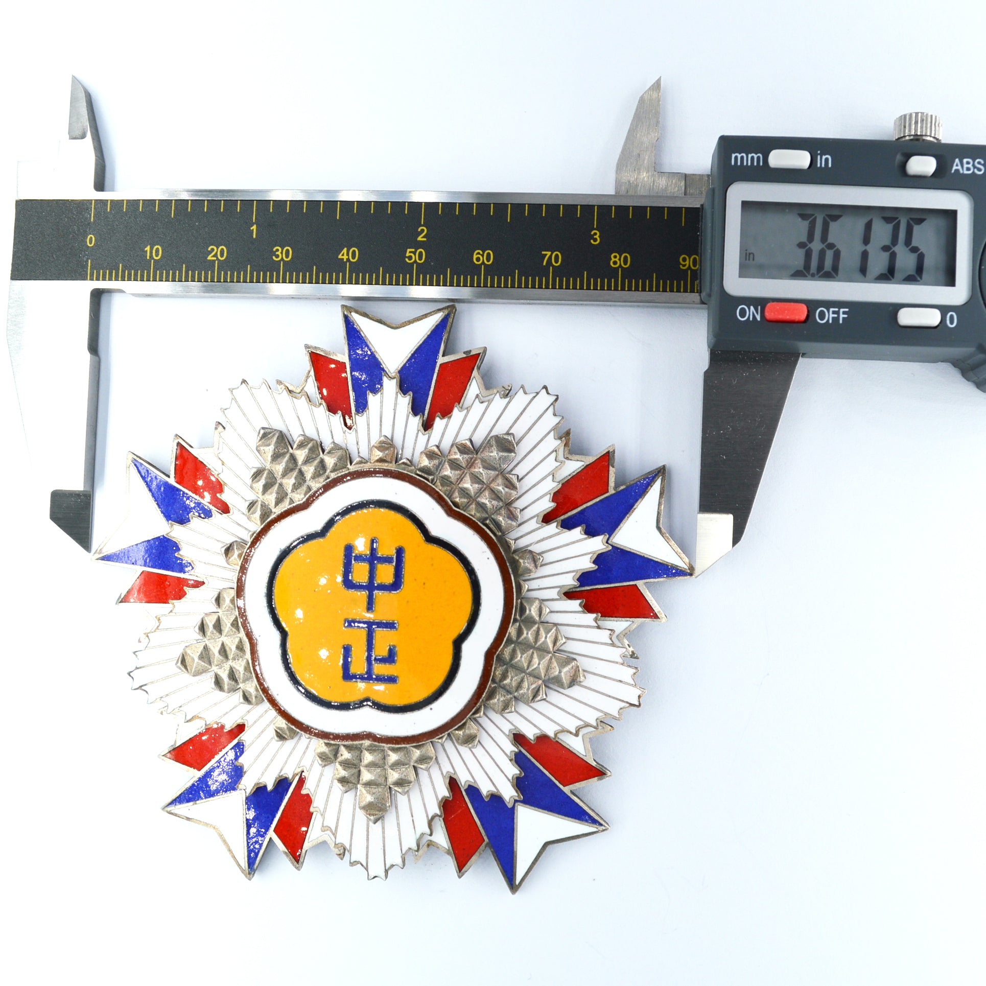 Chinese-REPUBLIC Order of Chiang Chung-Cheng Breast star detail view 3