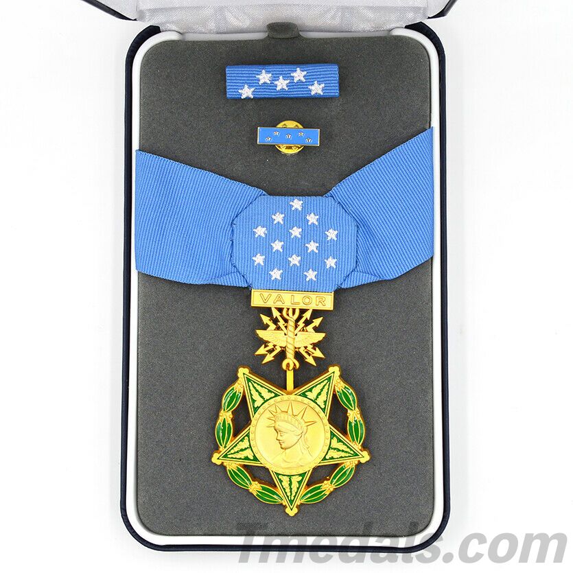 U.S. Medal of Honor Air Force WWII Neck Ribbon Version – Full-Size Brass with Case replica