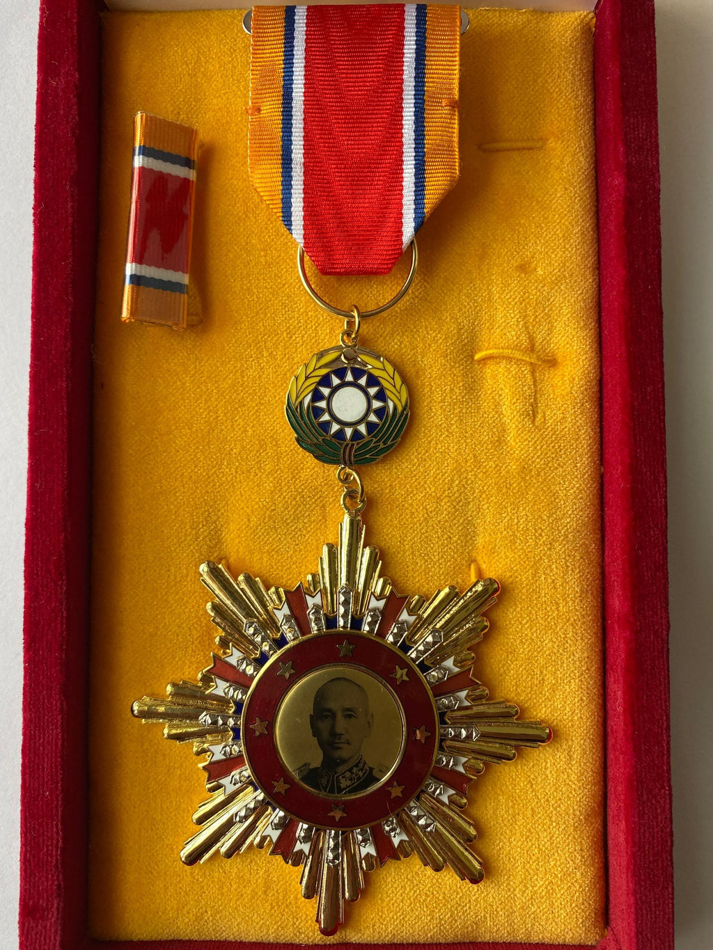 Republic of China Order of Victory Against Japanese Aggression WWII – Full-Size detail view 12