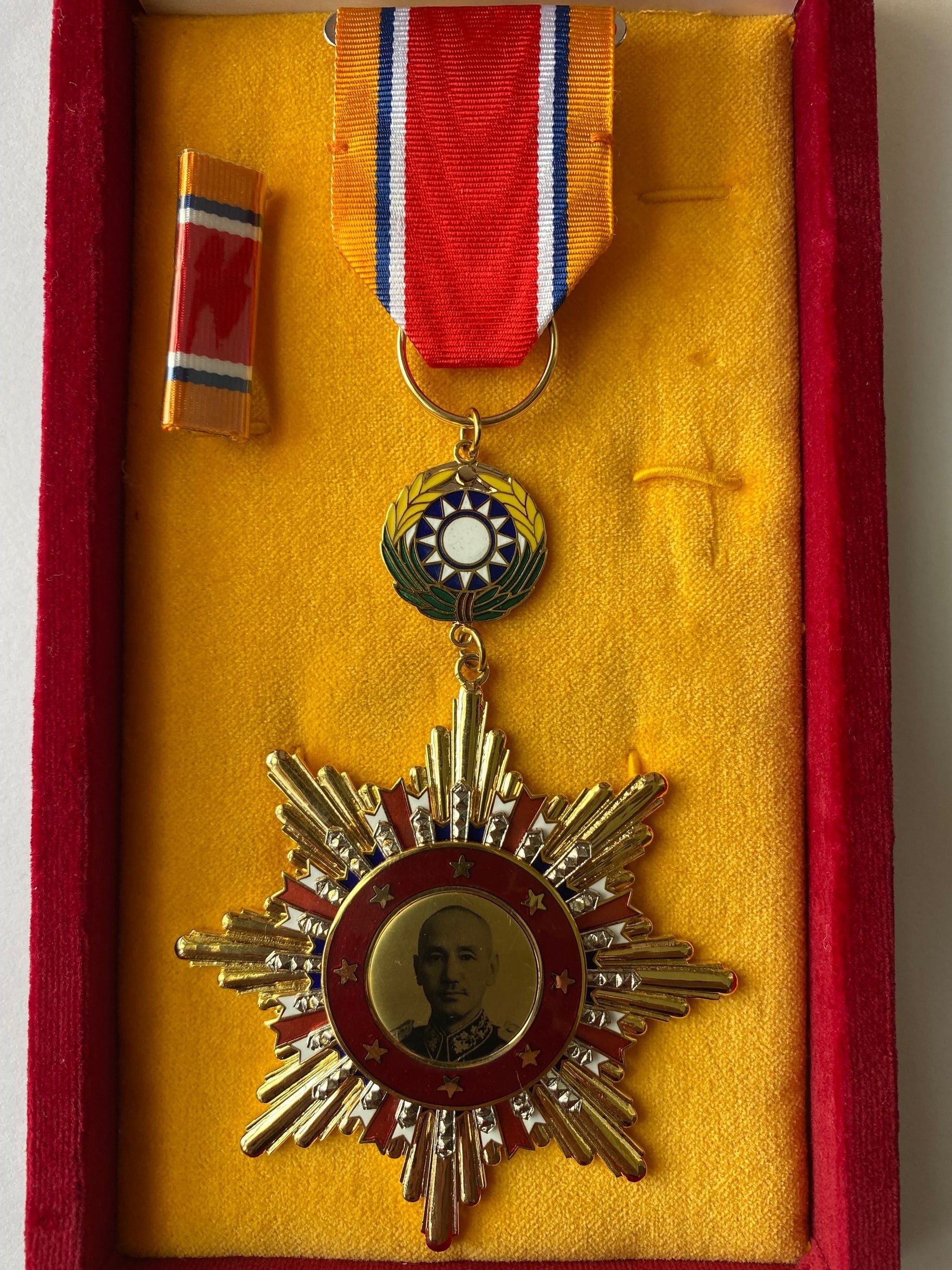 Republic of China Order of Victory Against Japanese Aggression WWII – Full-Size detail view 12