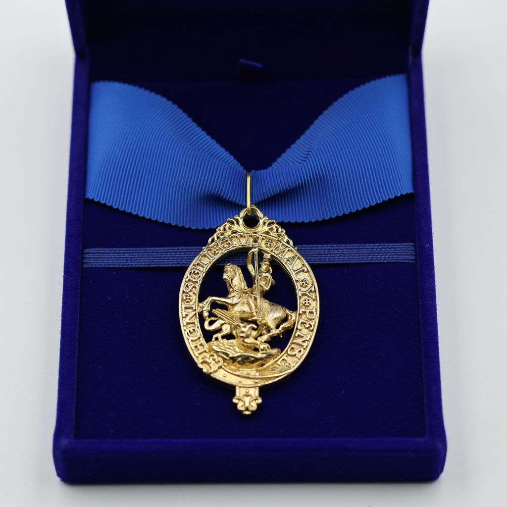 Cased British Order of the Garter “Lesser George” St George Neck Badge Ribbon detail view 21