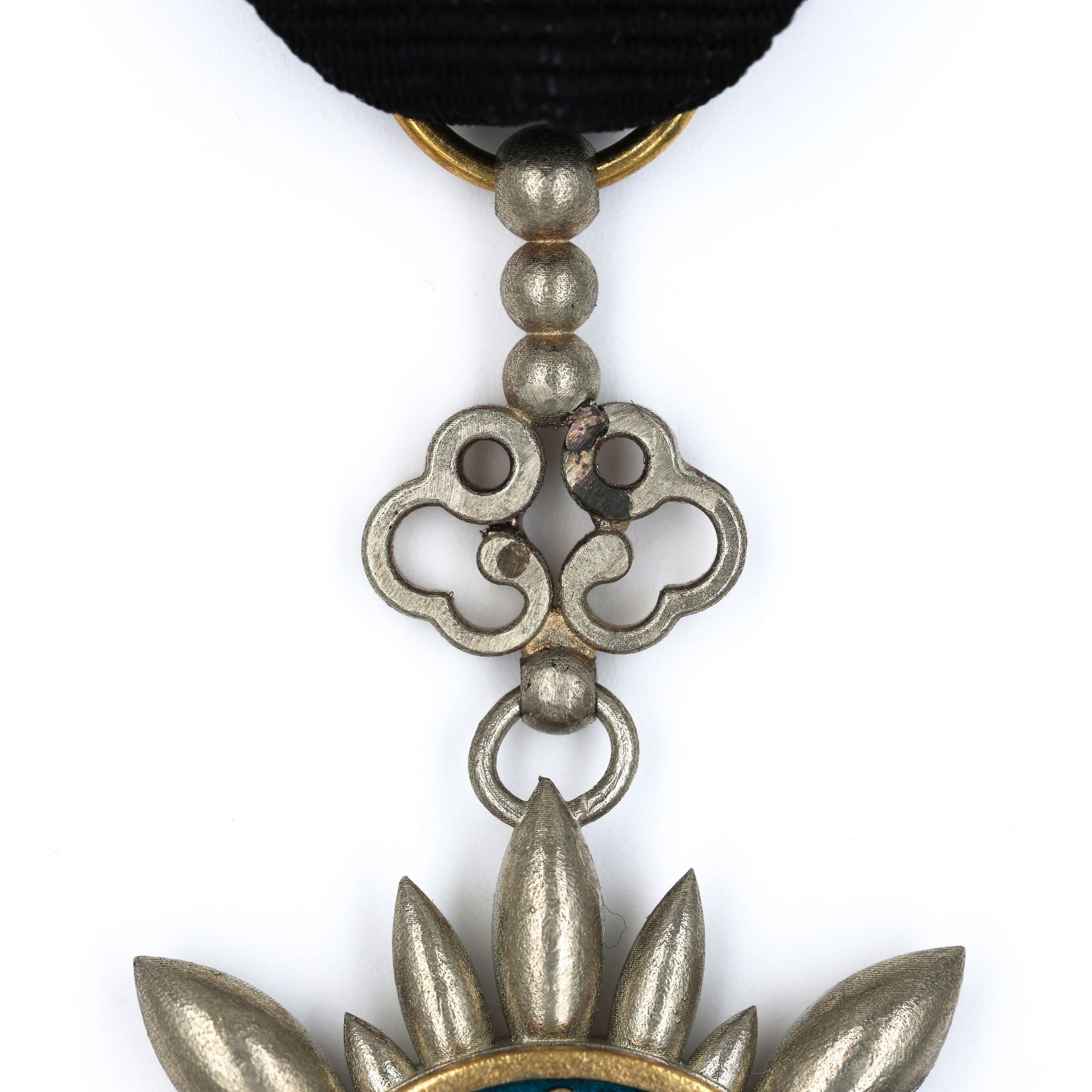 Republic of China 1912 Order of Golden Grain 9th Class Medal detail view 3