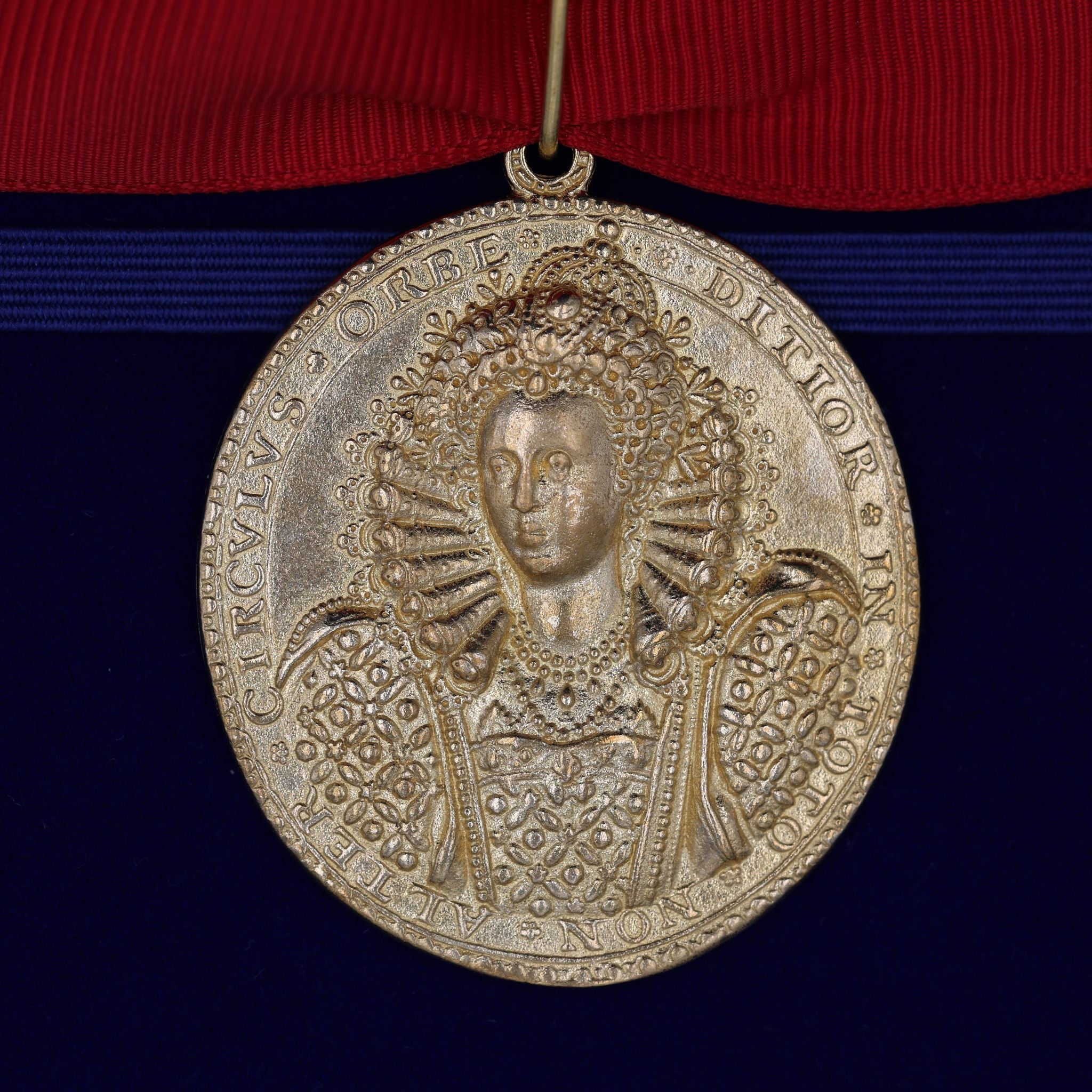 Queen Elizabeth I Armada Medal – Solid Copper with Red Ribbon Blue Case detail view 16