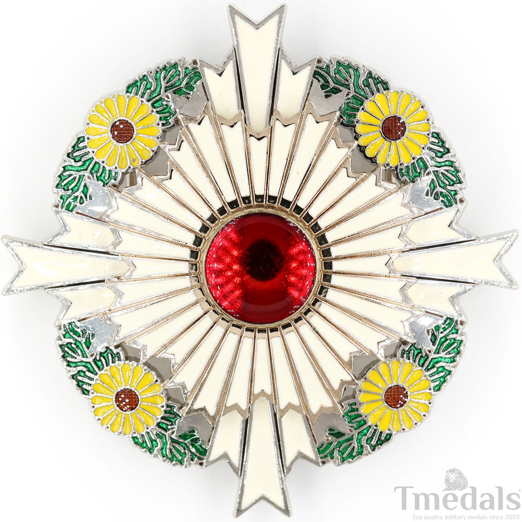 Japan highest order "the Supreme Order of the Chrysanthemum" Grand Cordon Medal detail view 3