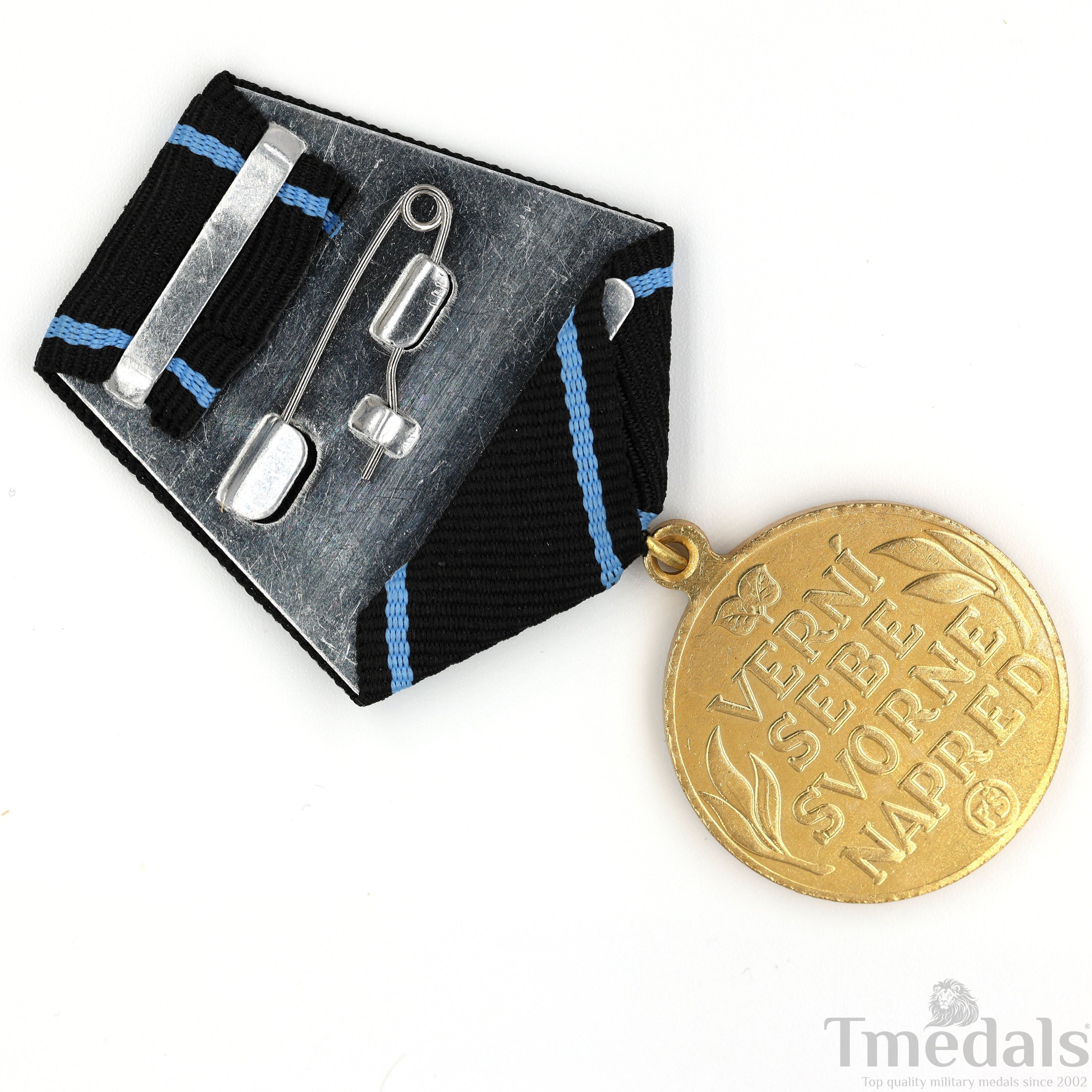 Slovakia Order of the Slovakian Cross Iii Class Medal 1940 Collectors gold detail view 7
