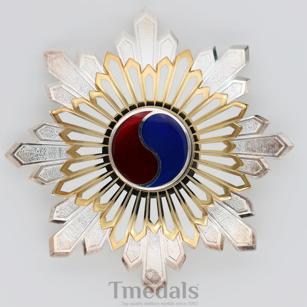 Korea Korean Order of the Taeguk, II Class Breast Star detail view 3