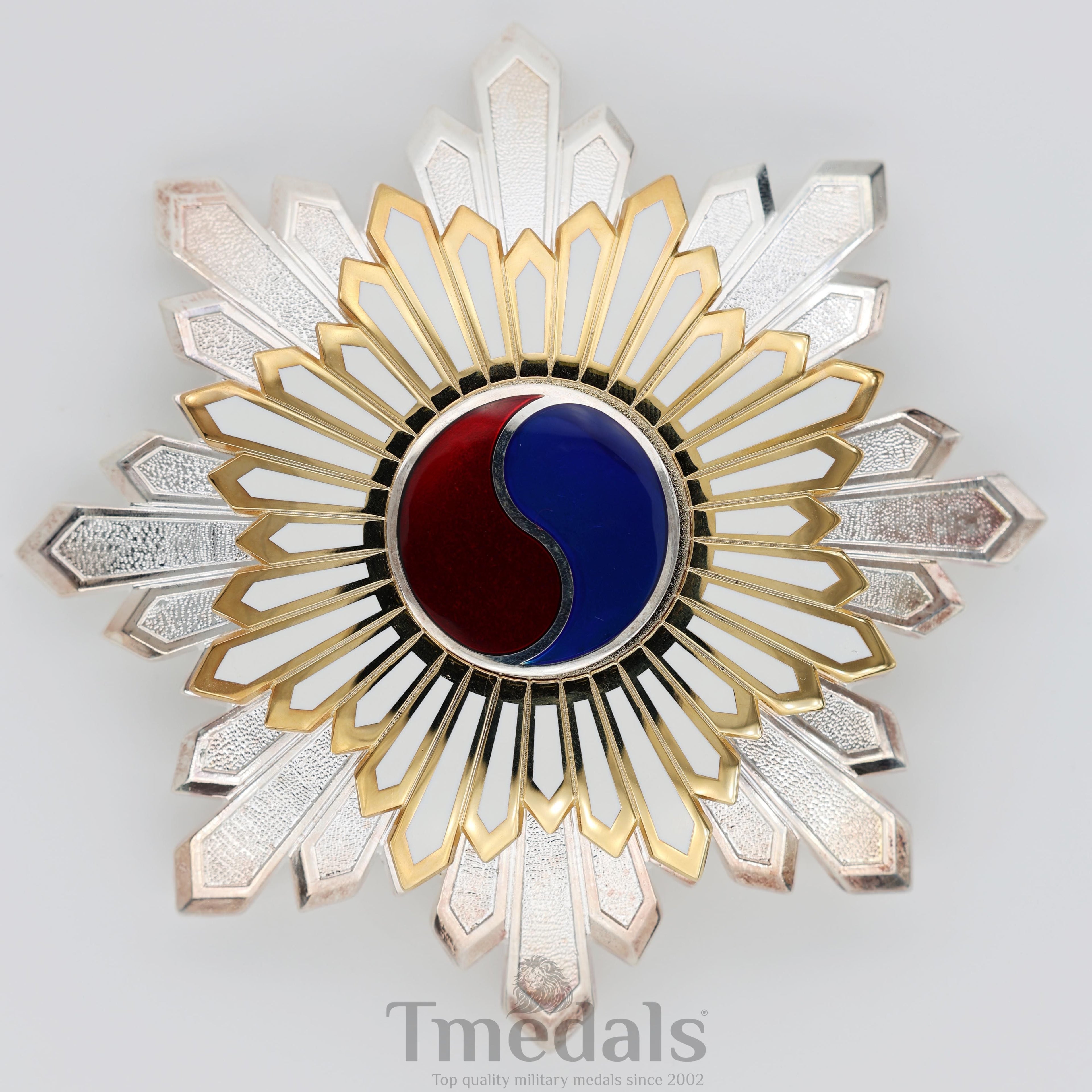 Korea Korean Order of the Taeguk, II Class Breast Star detail view 3