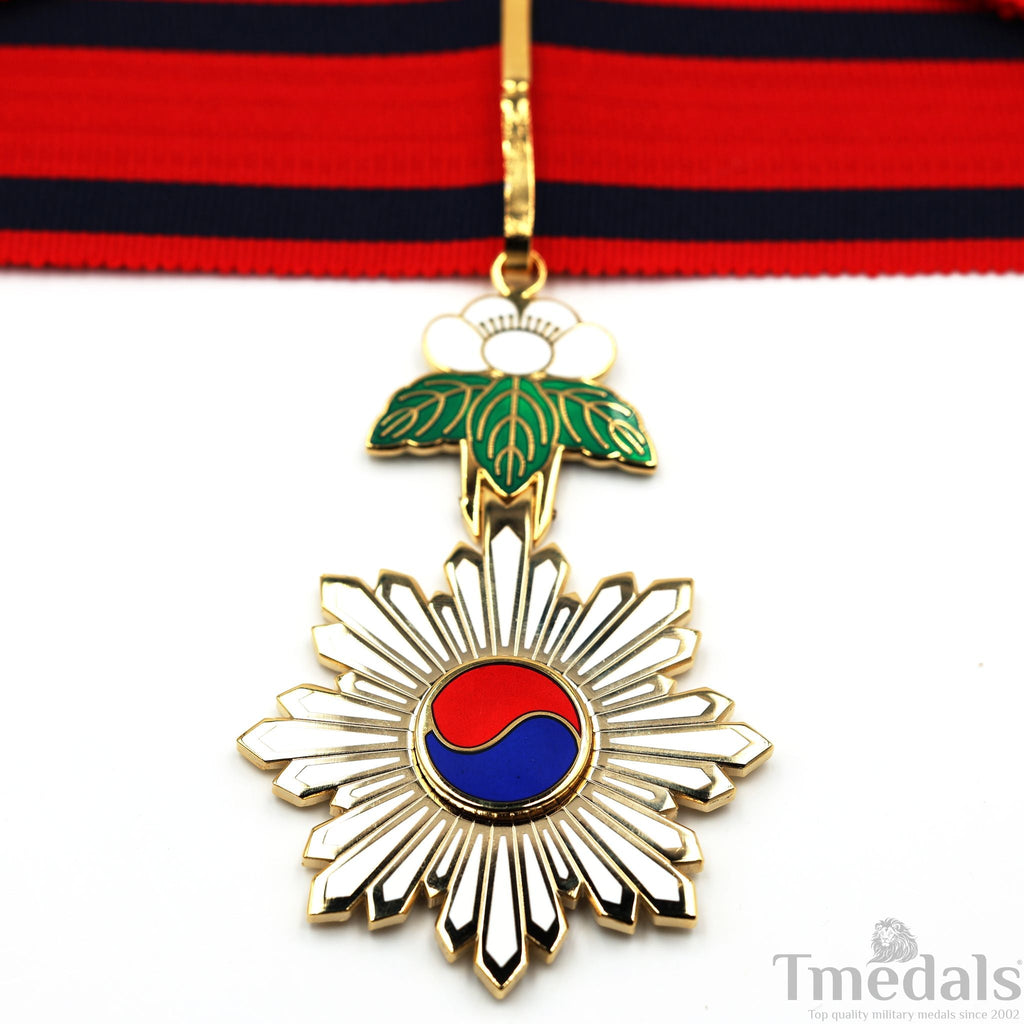 Korea – Order of the Taegeuk, Third Class Neck Badge () detail view 9