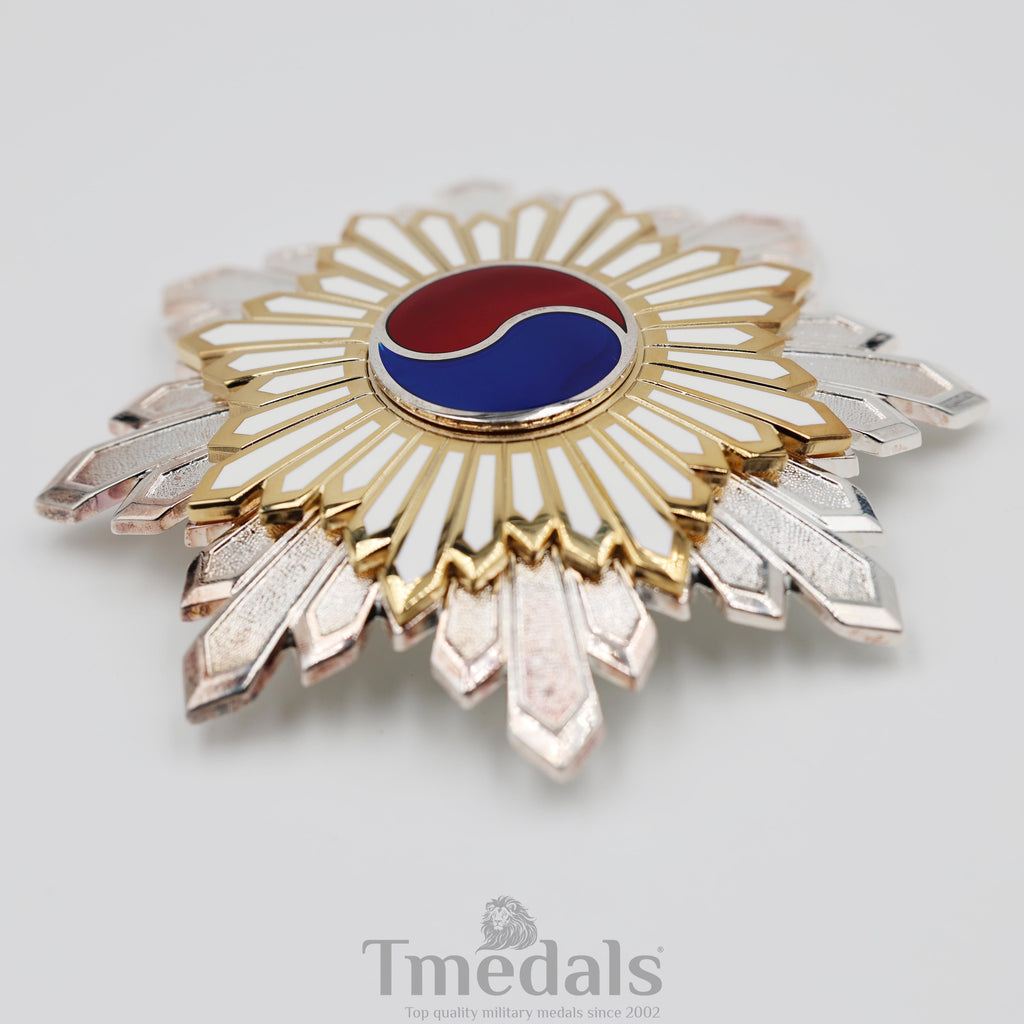 Korea Korean Order of the Taeguk, II Class Breast Star detail view 18