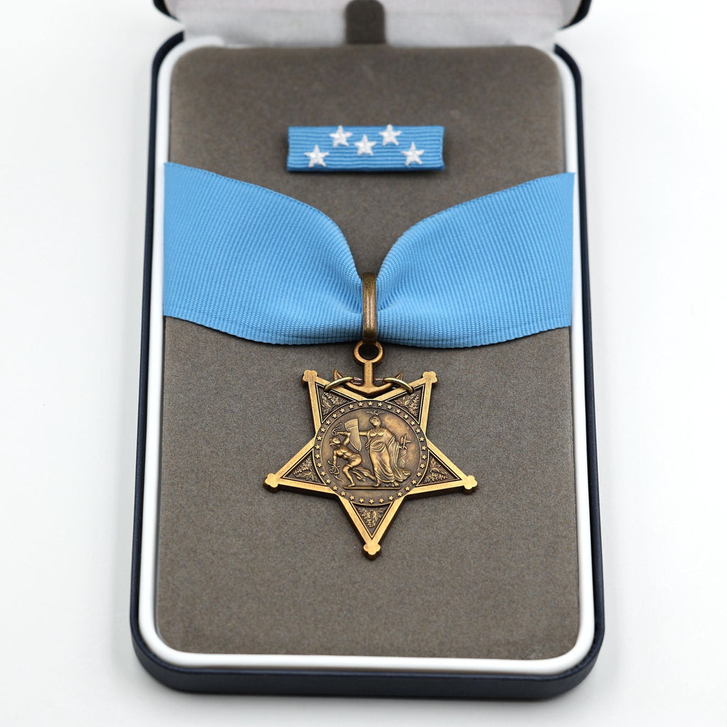Cased U.S. Medal of Honor – Navy 1913 – 1919 – Full-Size detail view 2