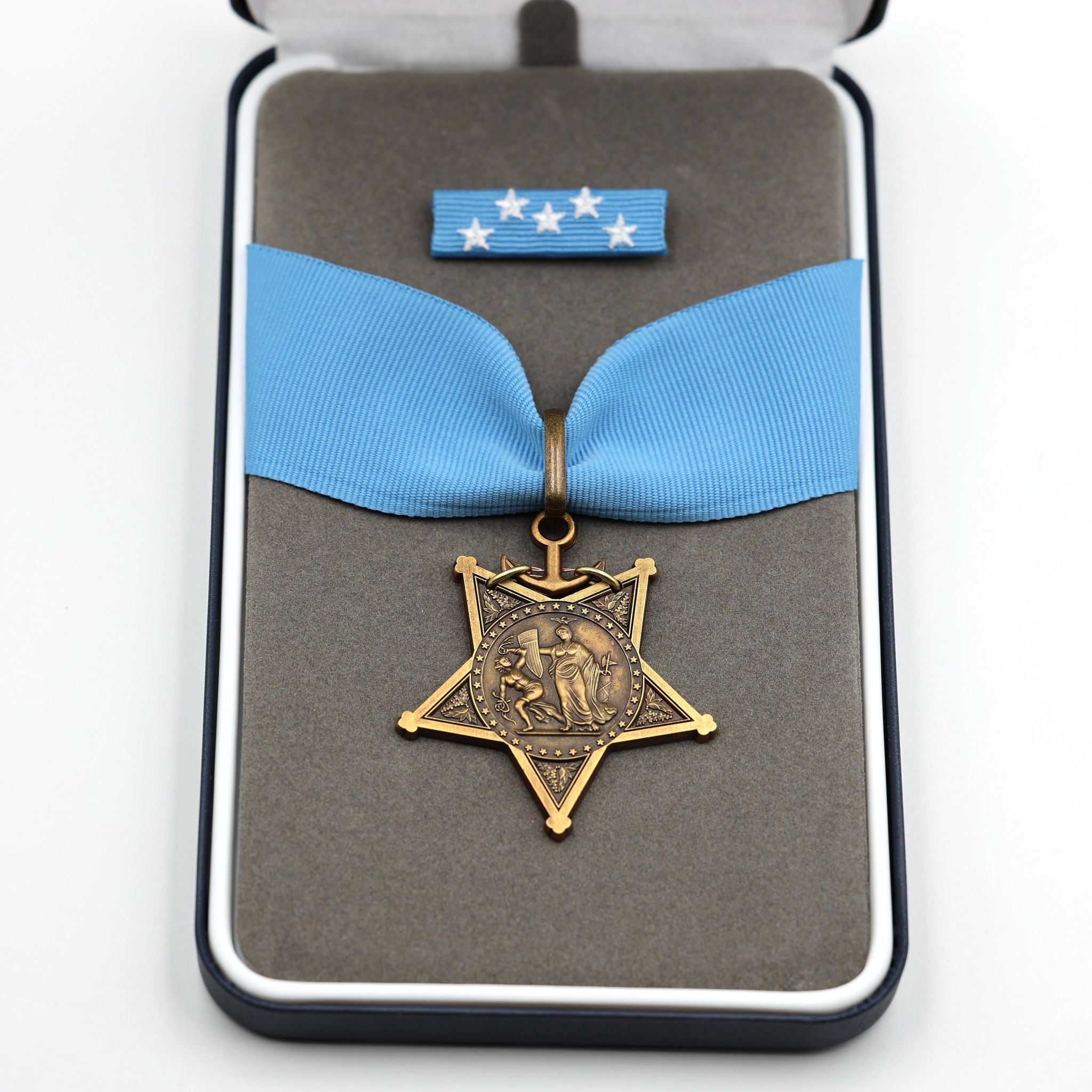 Cased U.S. Medal of Honor – Navy 1913 – 1919 – Full-Size detail view 2