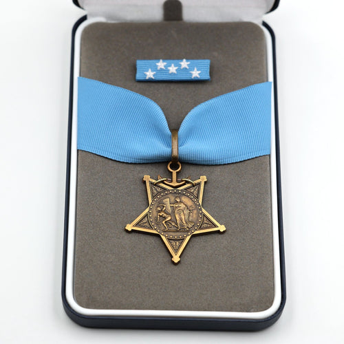 Cased U.S. Medal of Honor – Navy 1913 – 1919 – Full-Size detail view 2