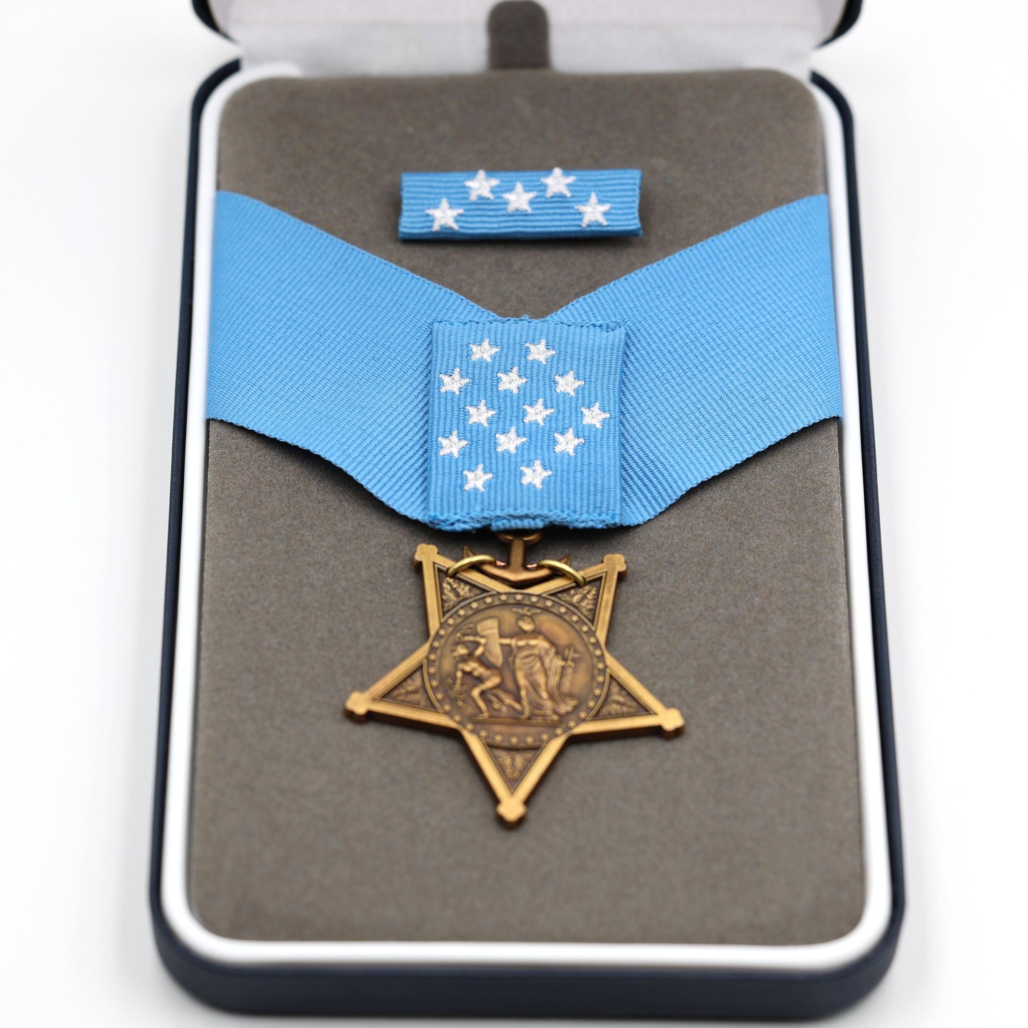 Cased U.S. Medal of Honor Navy 1942-1963 MOH Ribbon Bar Congressional Order Badge detail view 2