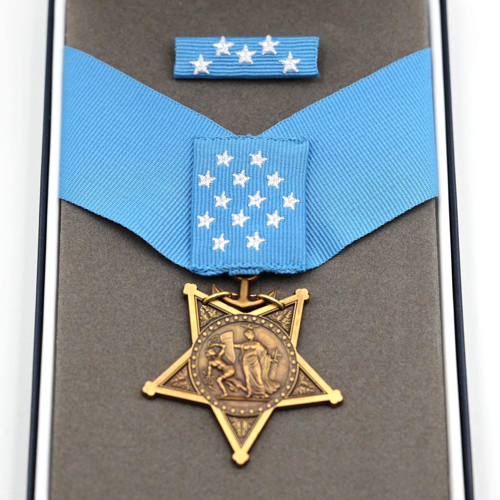 Cased U.S. Medal of Honor Navy 1942-1963 MOH Ribbon Bar Congressional Order Badge detail view 12
