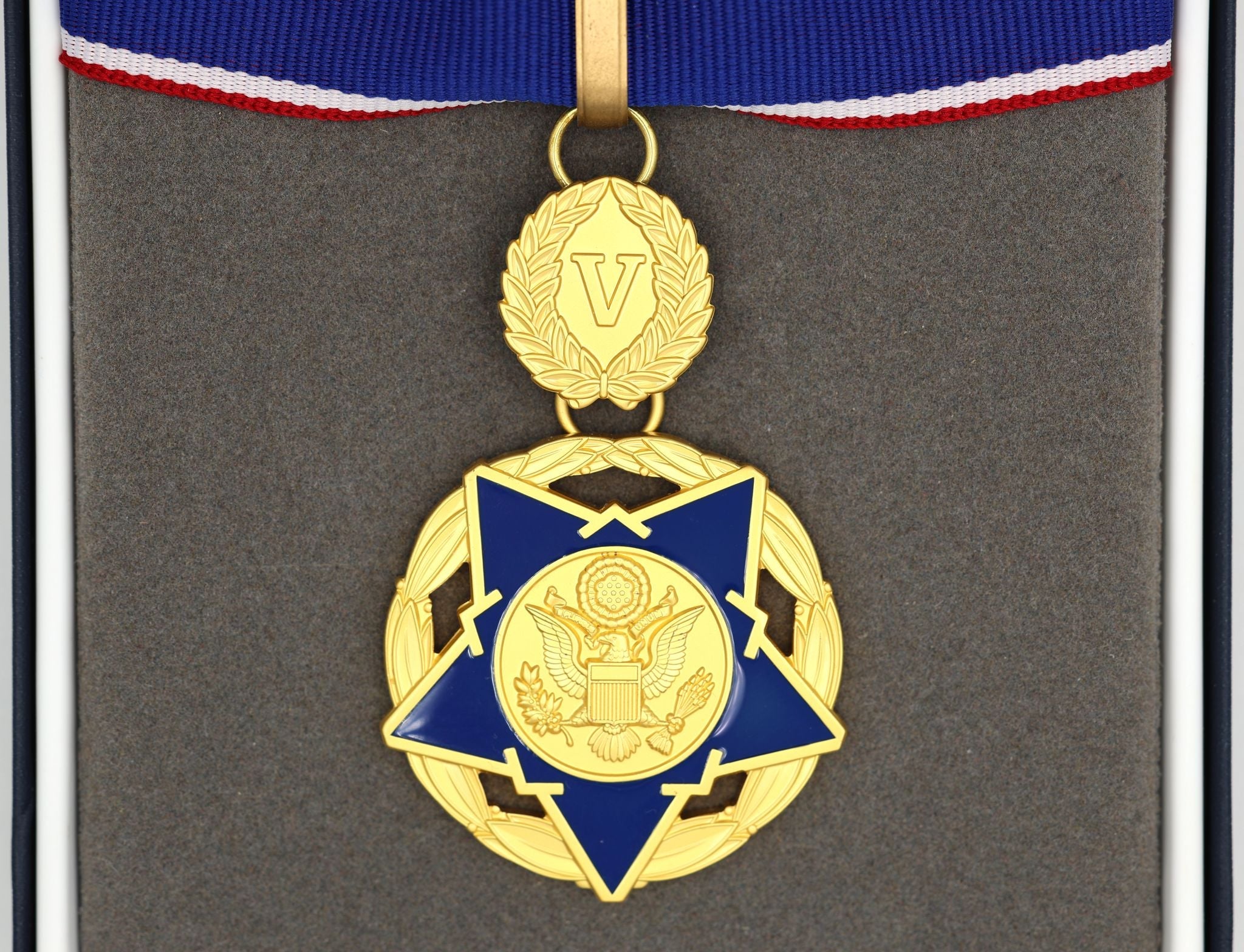 U.S. Doj Public Safety Medal of Valor – Full-Size Set Gilt Brass U.S. Medal detail view 14