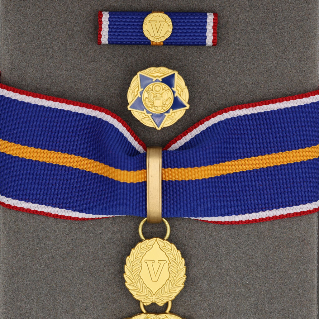 U.S. Doj Public Safety Medal of Valor – Full-Size Set Gilt Brass U.S. Medal detail view 3