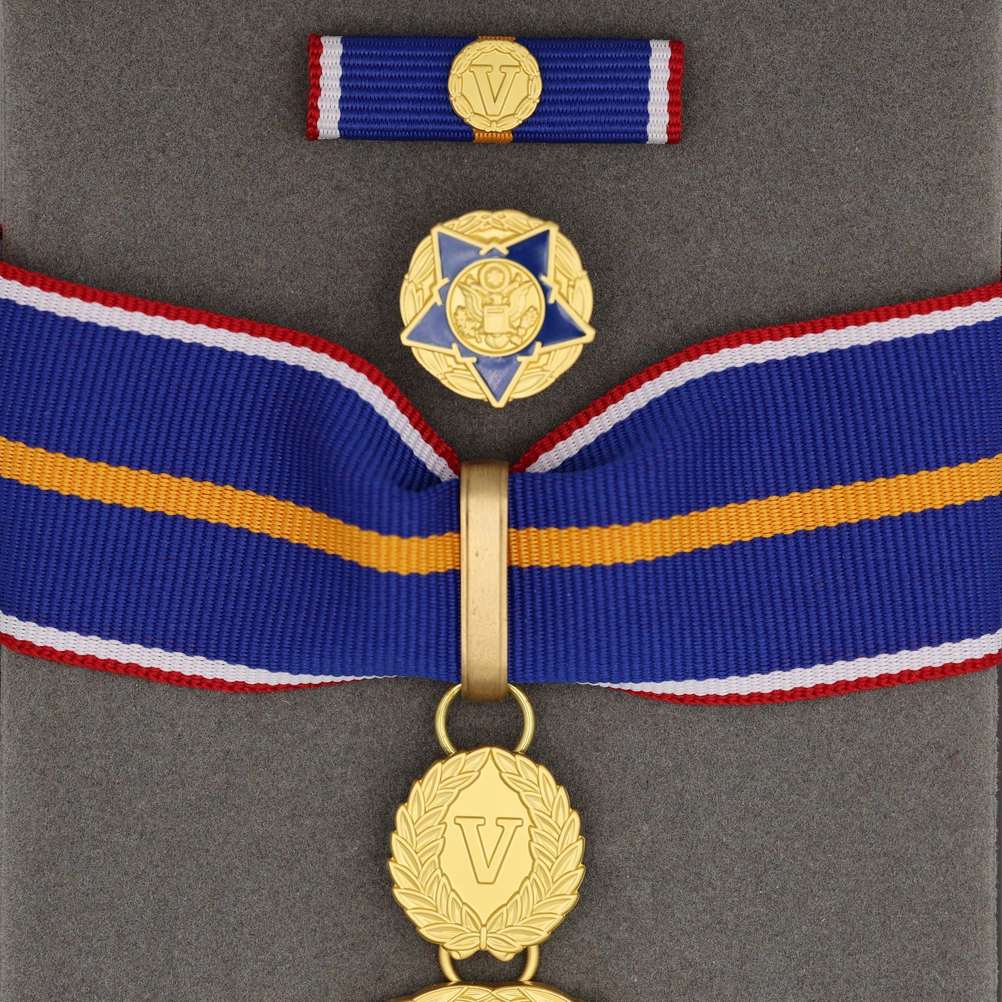 U.S. Doj Public Safety Medal of Valor – Full-Size Set Gilt Brass U.S. Medal detail view 3
