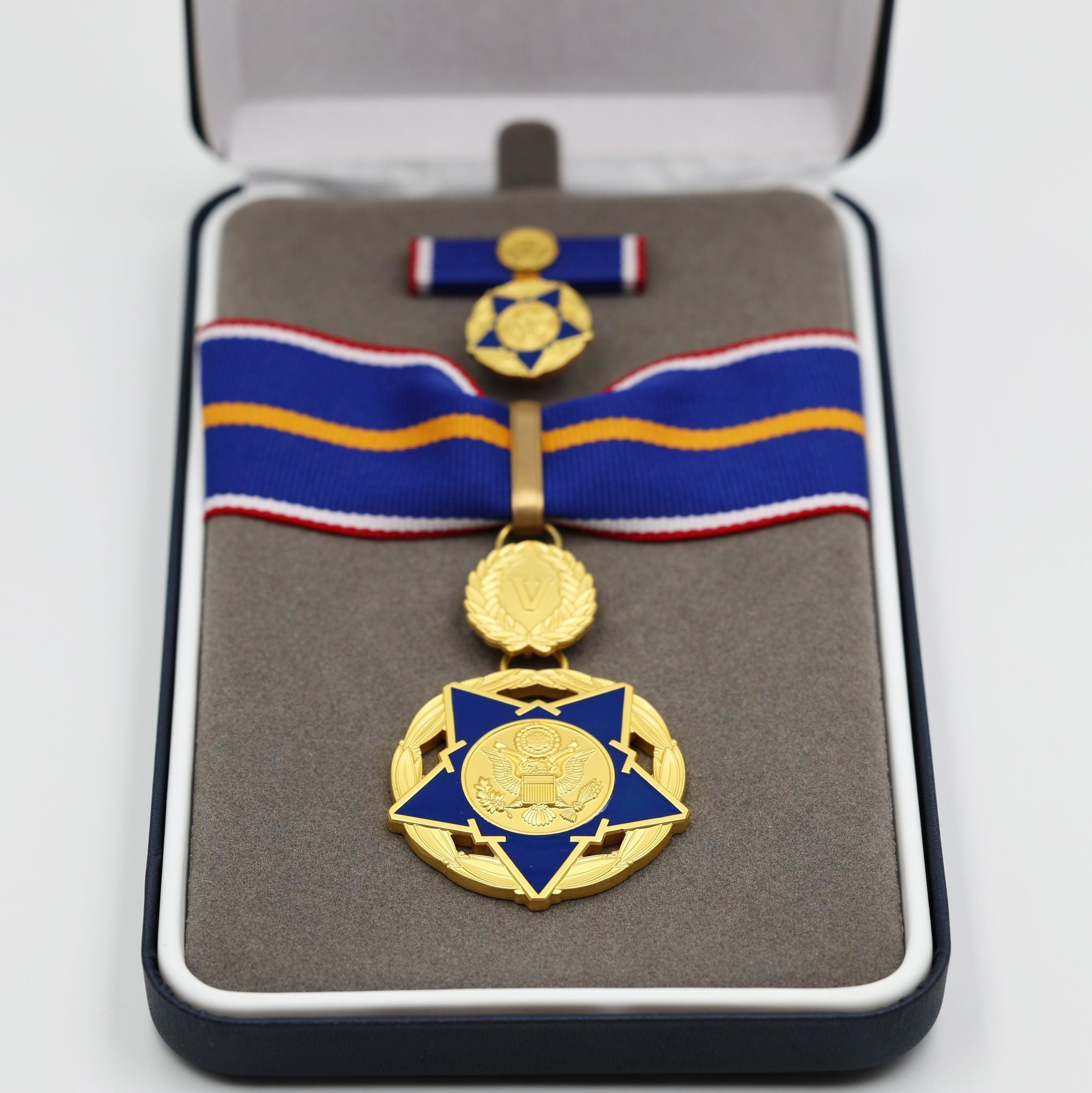 U.S. Doj Public Safety Medal of Valor – Full-Size Set Gilt Brass U.S. Medal detail view 7