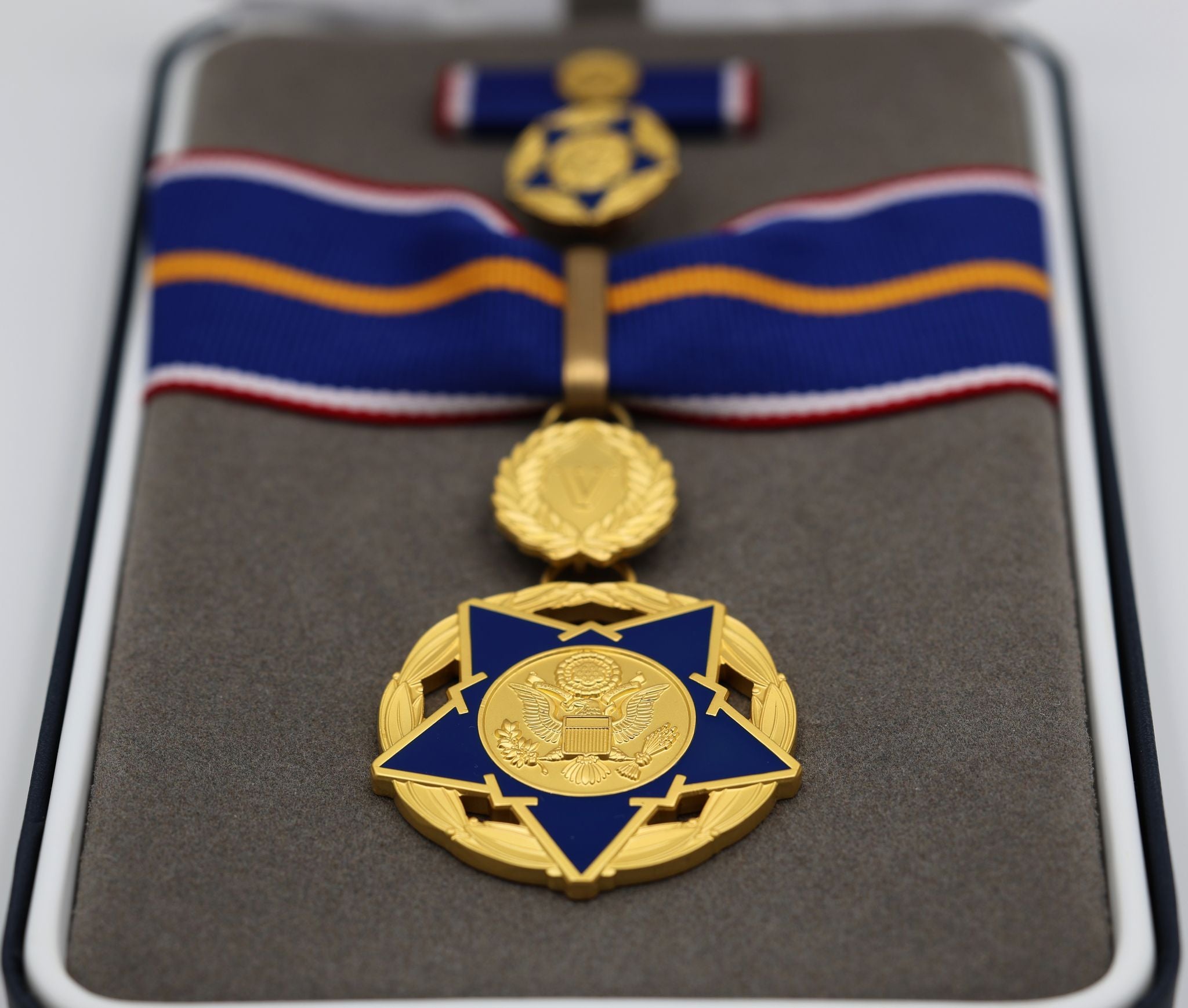 U.S. Doj Public Safety Medal of Valor – Full-Size Set Gilt Brass U.S. Medal detail view 8
