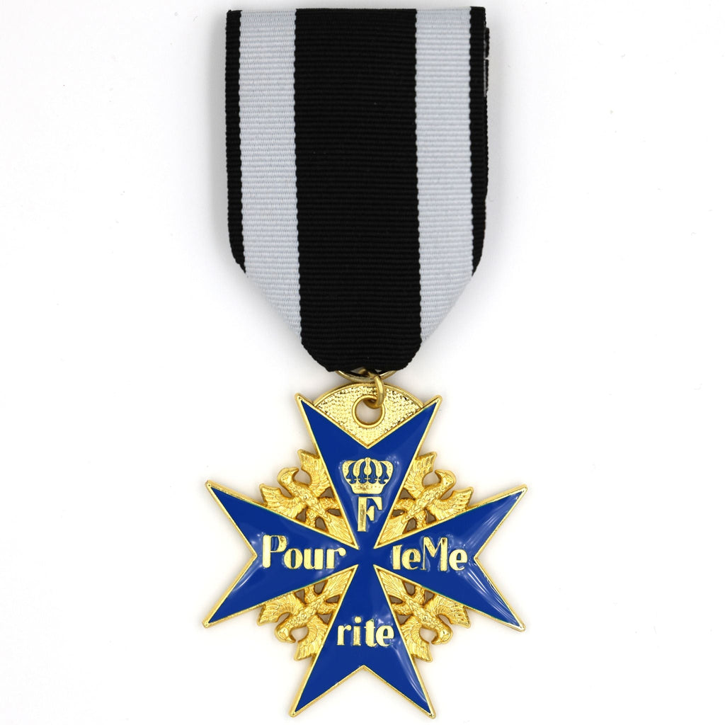 Prussian Pour le Mérite “Blue Max” WWI Medal with Ribbon detail view 2