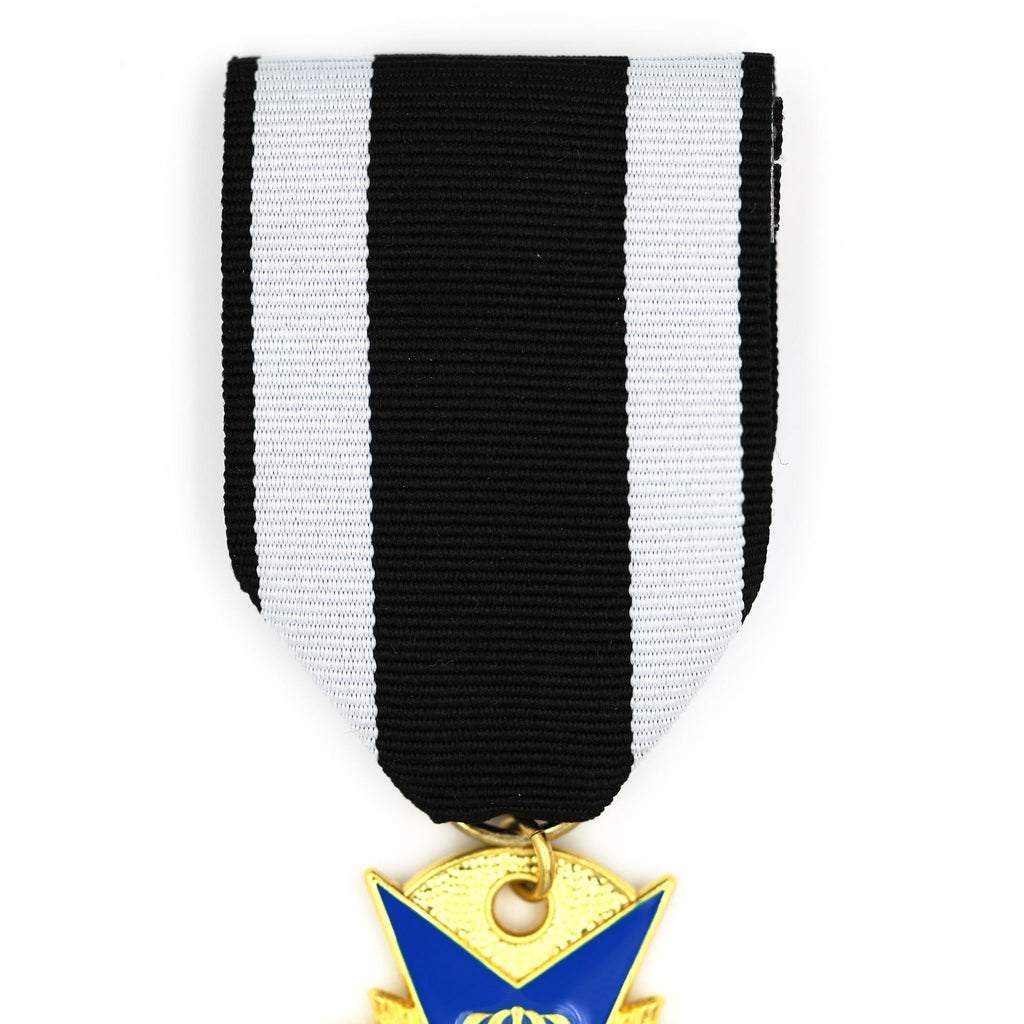 Prussian Pour le Mérite “Blue Max” WWI Medal with Ribbon detail view 5