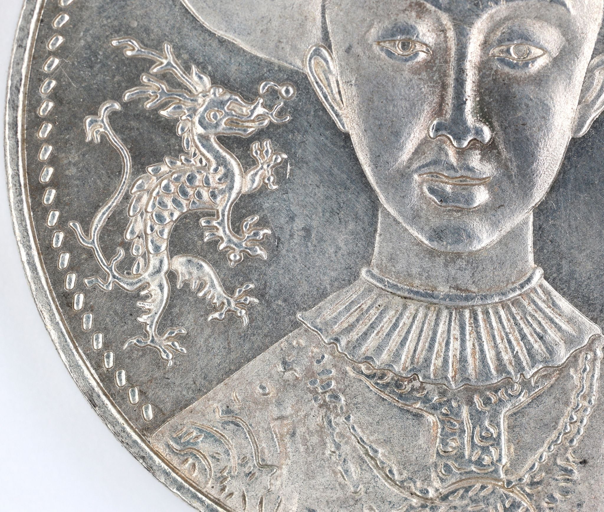 China Qing Dynasty Brass Medal – Emperor Kuang-Hsu & Empress Tsu-Hi detail view 8
