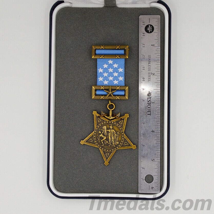 Cased U.S. Medal of Honor – Navy 1913 – 1942 – Full-Size detail view 2