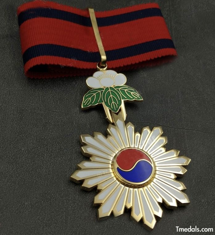 Korea – Order of the Taegeuk, Third Class Neck Badge () detail view 2