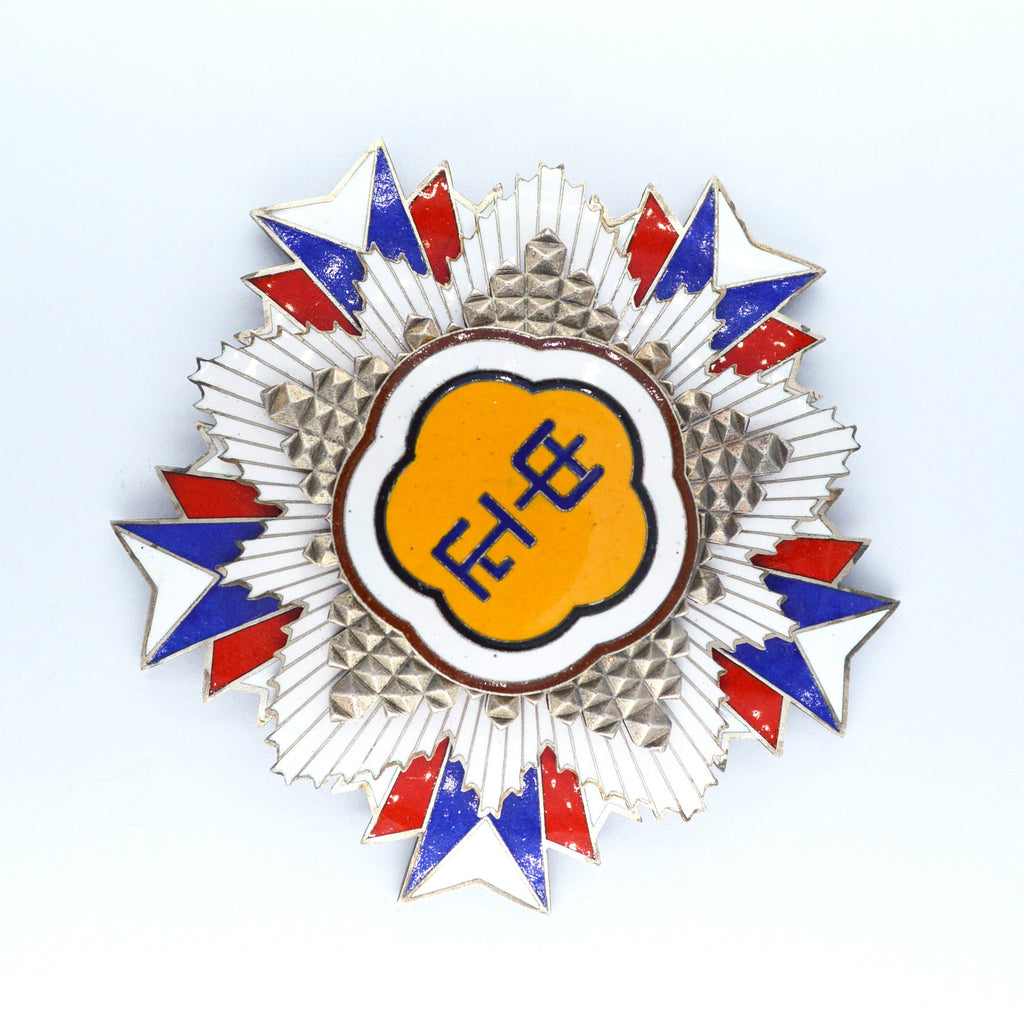 Chinese-REPUBLIC Order of Chiang Chung-Cheng Breast star detail view 10