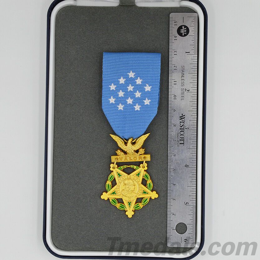 Cased U.S. WWII Order Army Medal of Honor 1904-1944 MOH Medal Order detail view 2