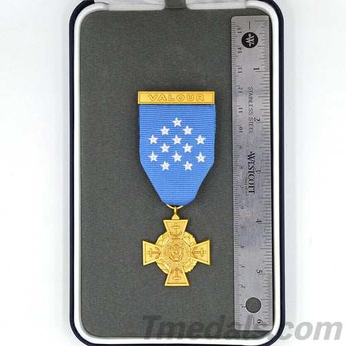 Cased U.S. Medal of Honor – Tiffany Cross 1919 – 1942 Navy detail view 2