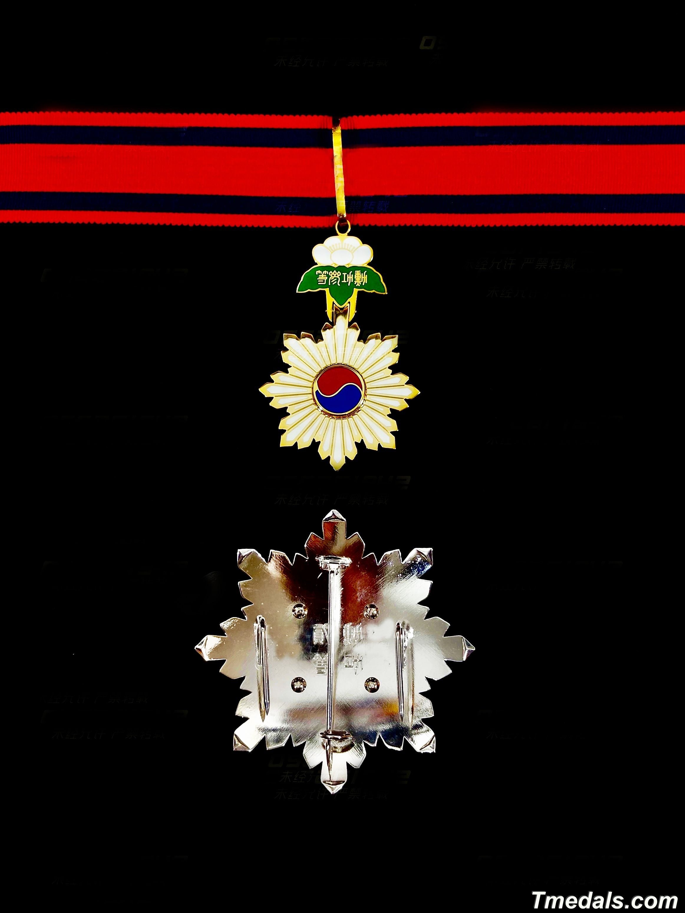 Korea Korean Order of the Taeguk, II Class Breast Star Full Set detail view 2
