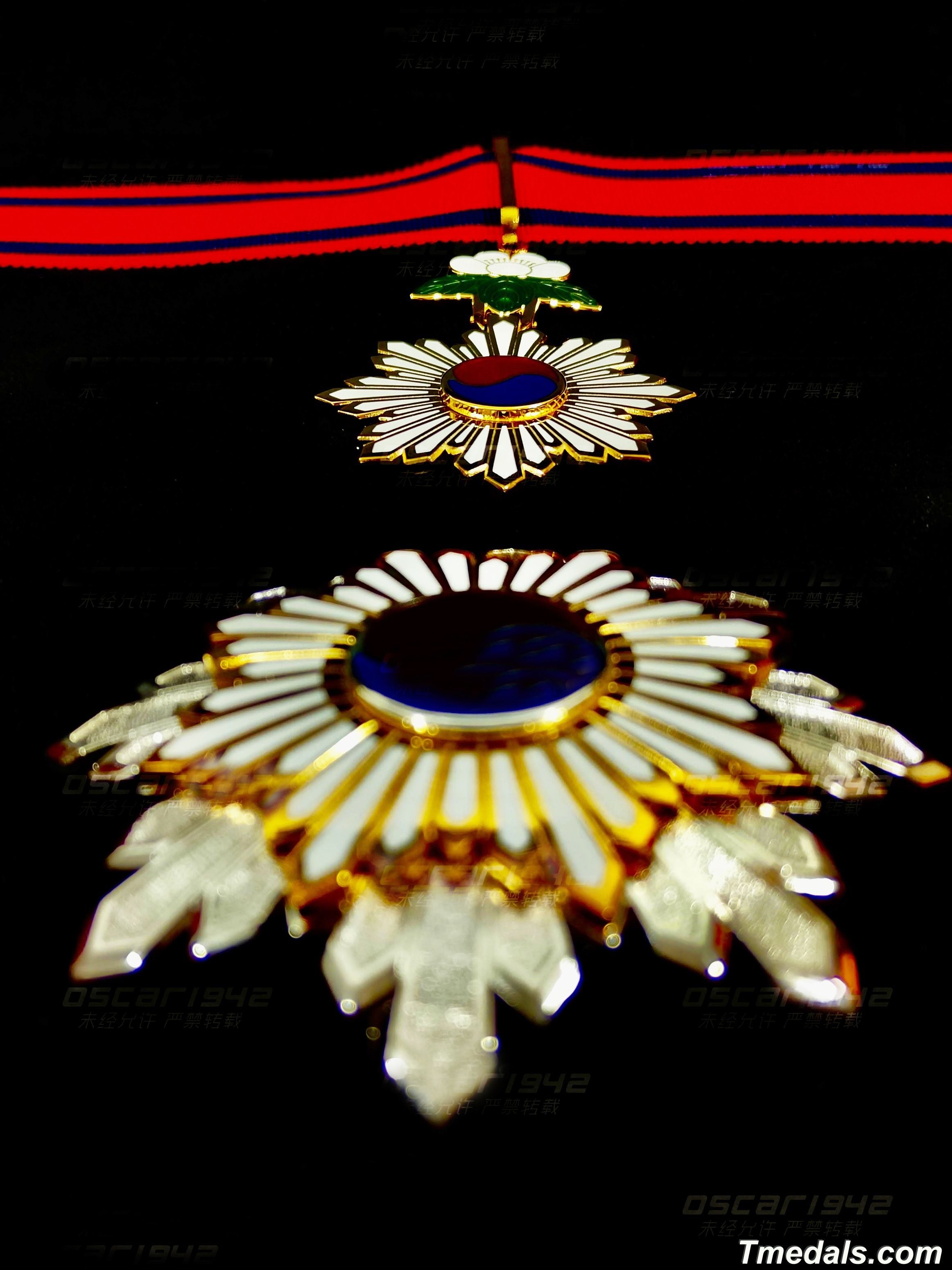 Korea Korean Order of the Taeguk, II Class Breast Star Full Set detail view 3