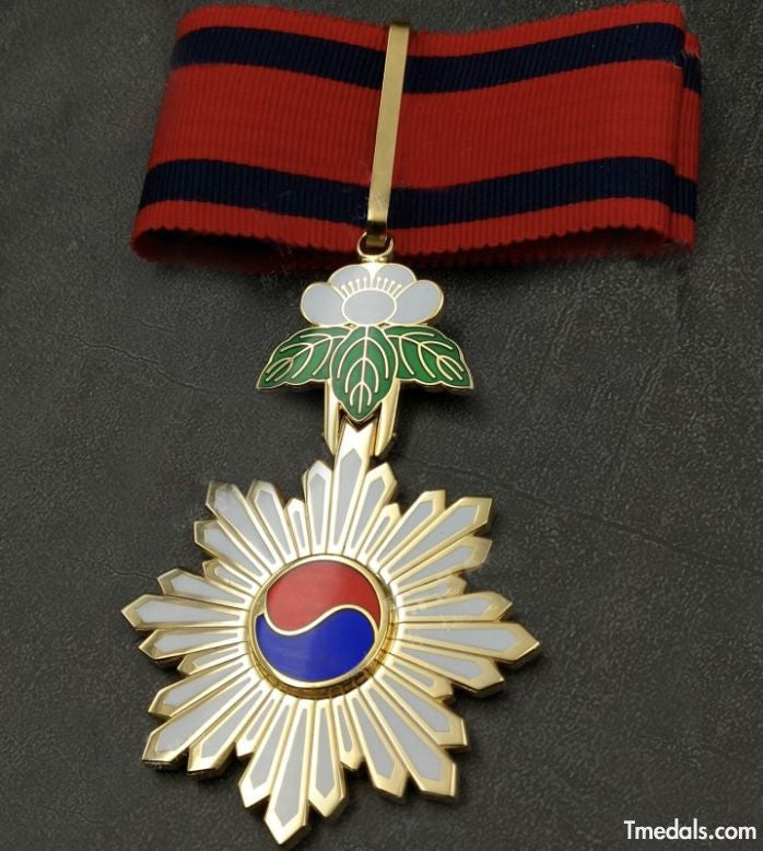 Korea – Order of the Taegeuk, Third Class Neck Badge () detail view 3
