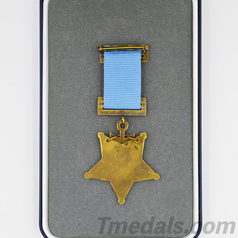 Cased U.S. Medal of Honor – Navy 1913 – 1942 – Full-Size detail view 3