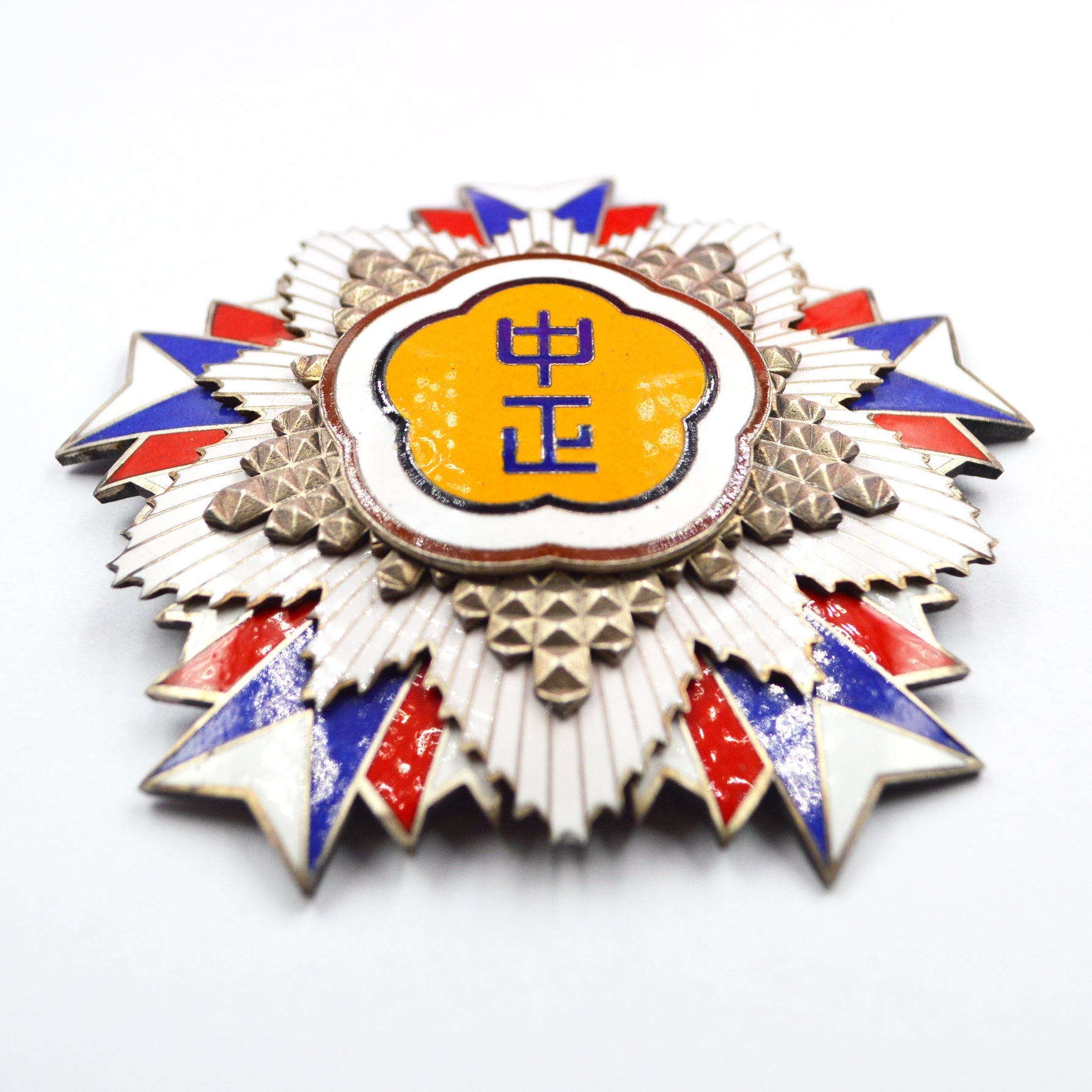 Chinese-REPUBLIC Order of Chiang Chung-Cheng Breast star detail view 3