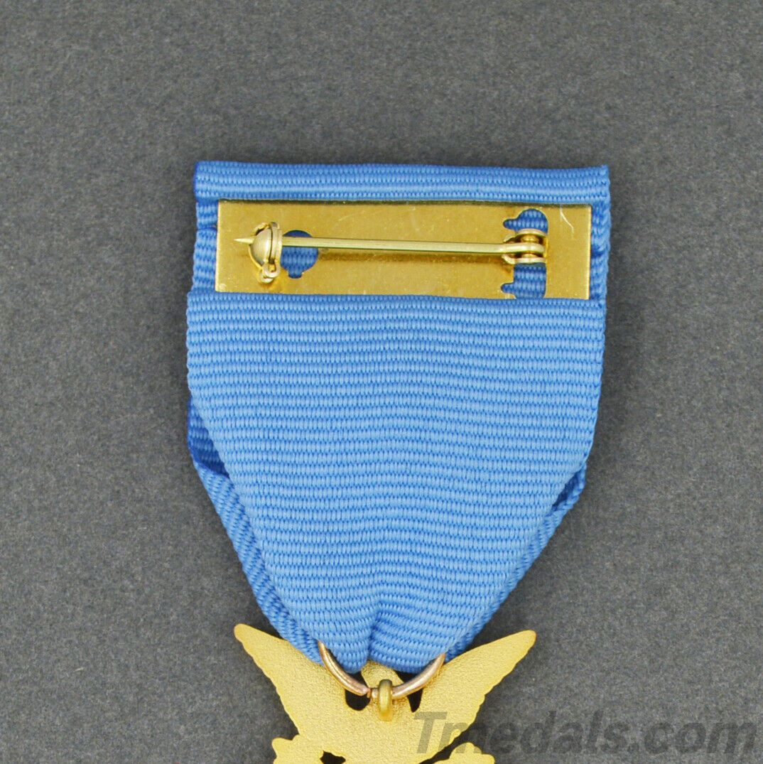 U.S. Medal of Honor Army WWI 1914 – 1918 – Full-Size Brass with Case detail view 4
