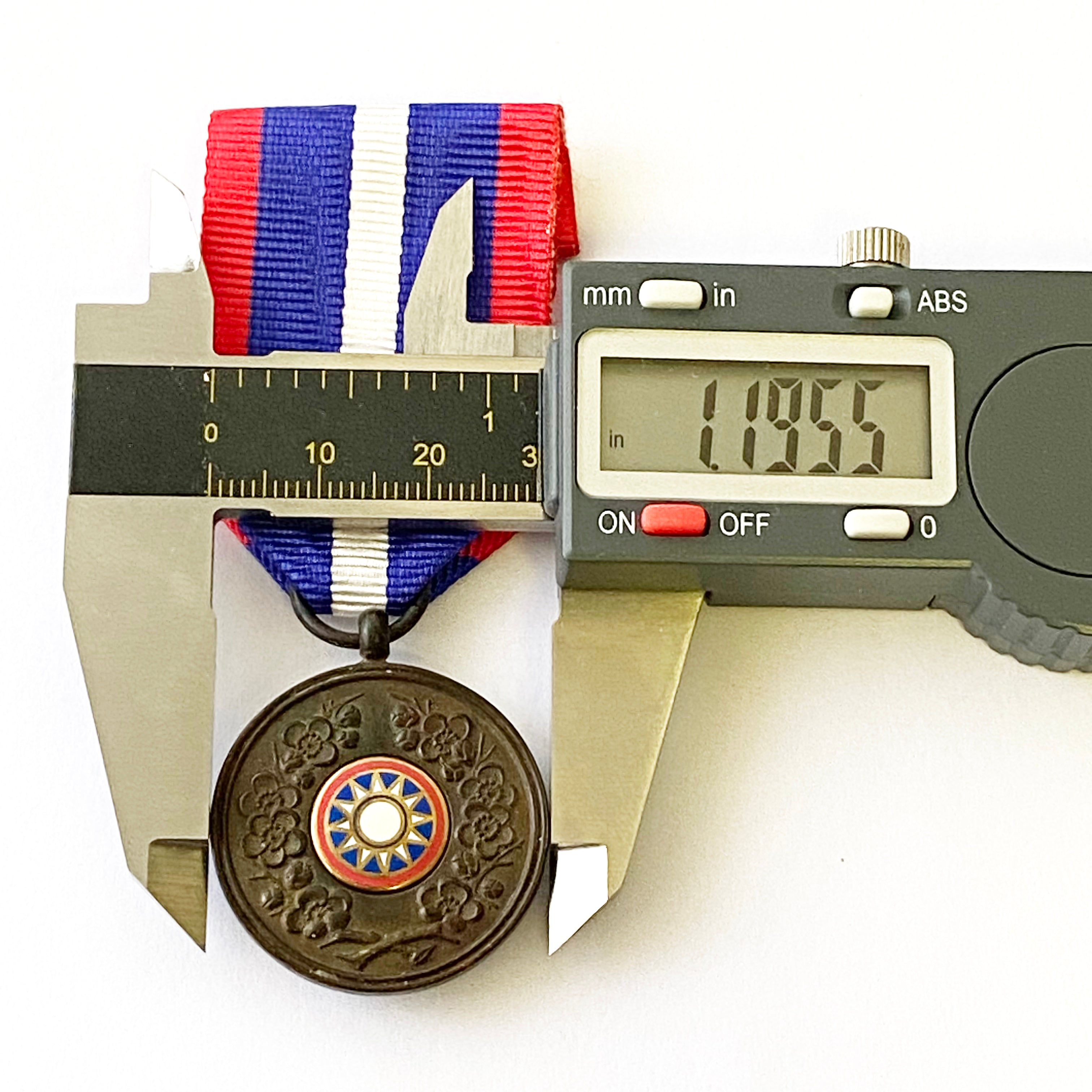 Republic of Chinese medal "Visit Japan Commemorative Medal" 1941 detail view 4