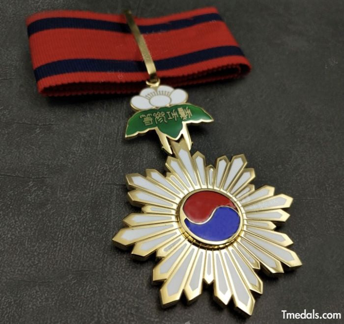 Korea – Order of the Taegeuk, Third Class Neck Badge () detail view 4