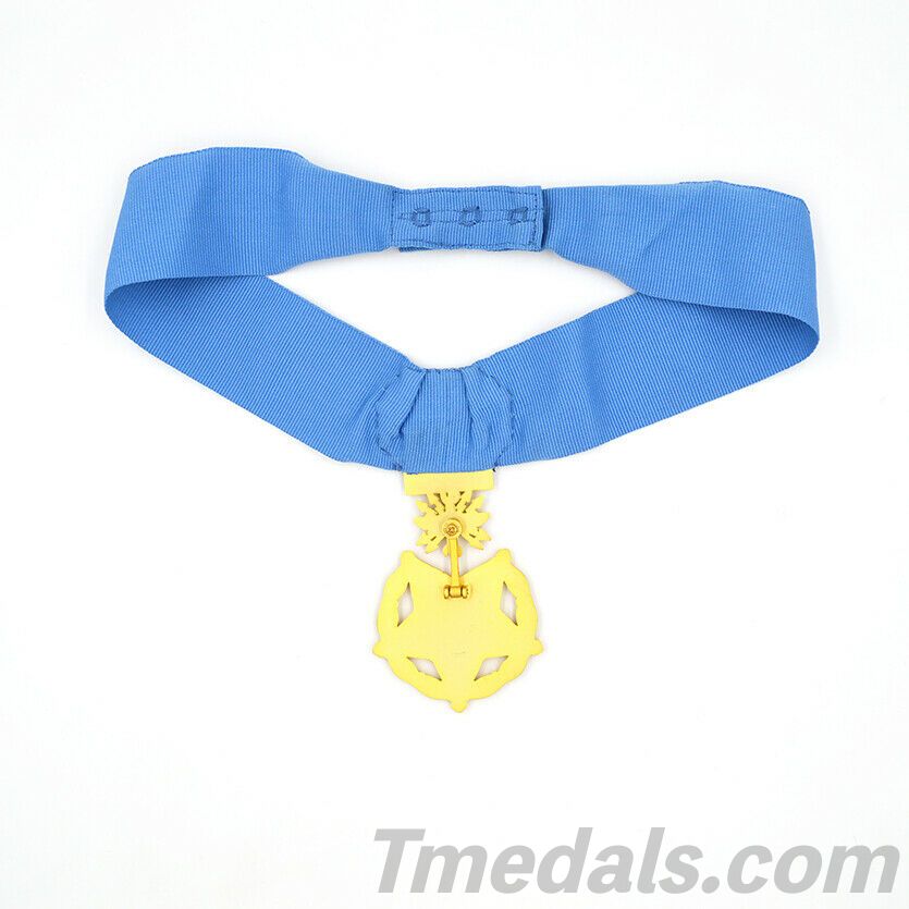 U.S. Medal of Honor Air Force WWII Neck Ribbon Version – Full-Size Brass with Case detail view 5