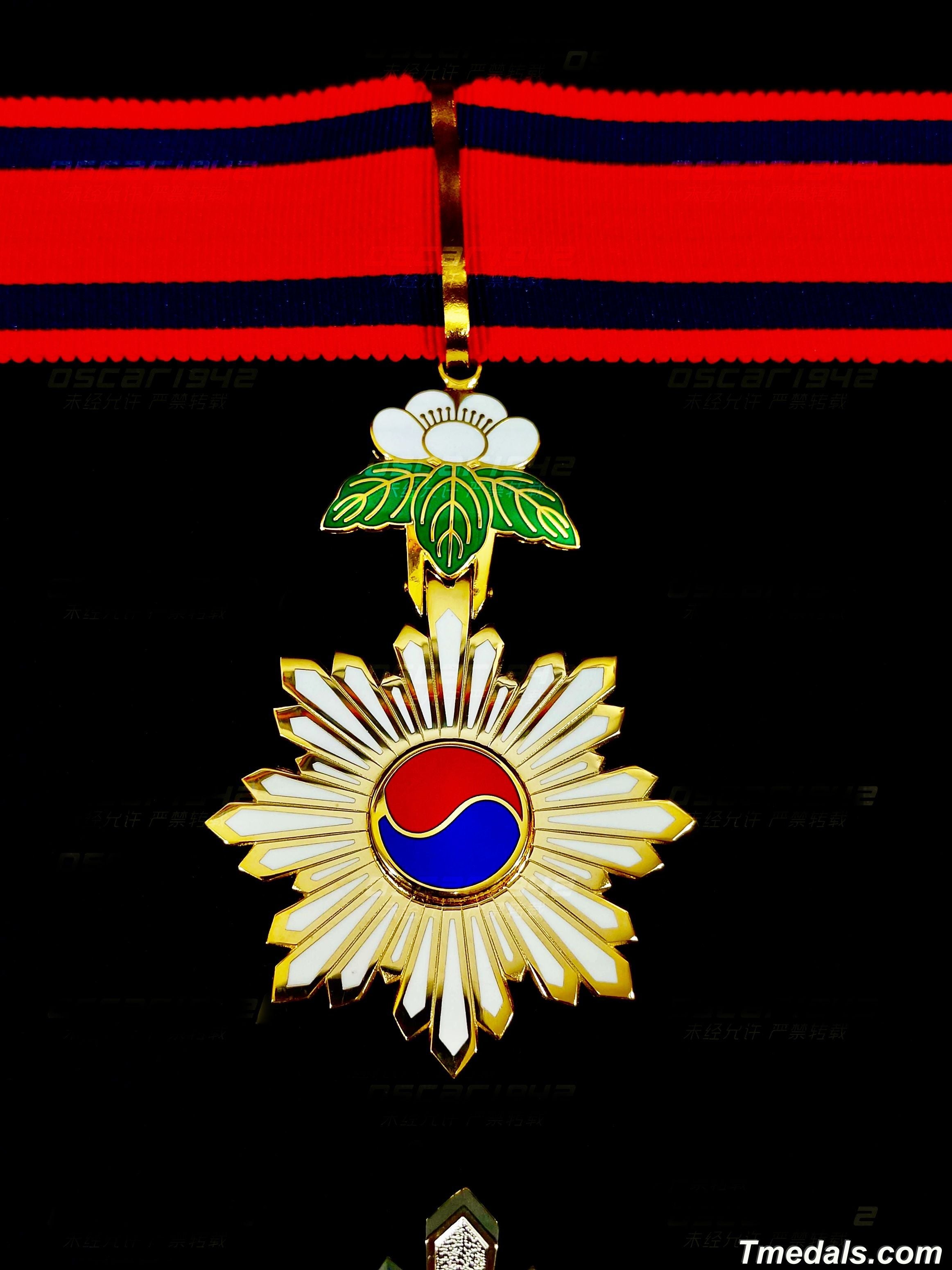 Korea Korean Order of the Taeguk, II Class Breast Star Full Set detail view 4