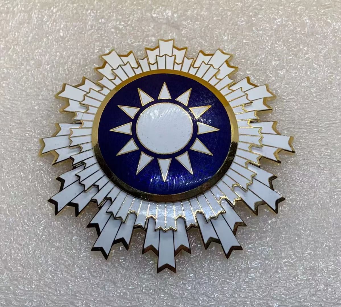 Chinese-REPUBLIC Order of Blue Sky and White Sun Breast star Badge 1945 WWII detail view 7