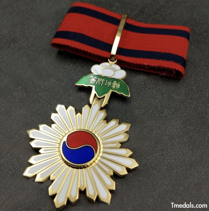 Korea – Order of the Taegeuk, Third Class Neck Badge () detail view 5