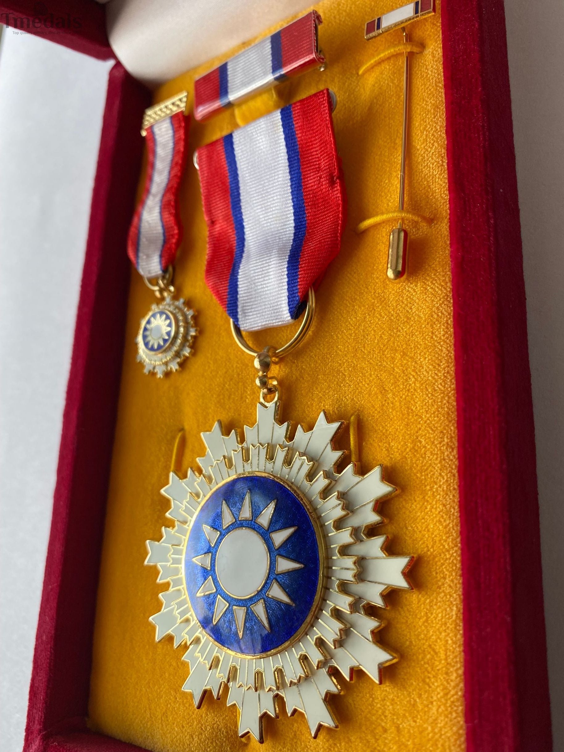 Republic of China Order of Blue Sky and White Sun – Full Set with Case detail view 4