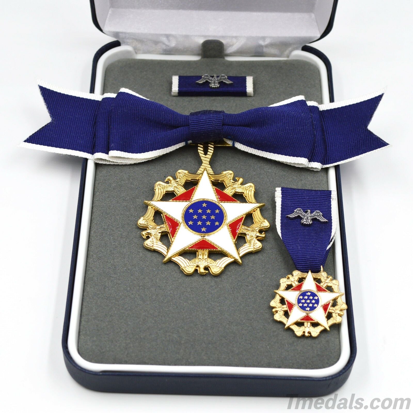 U.S. Presidential Medal of Freedom Woman Version – Full-Size with Case, Ribbon detail view 4
