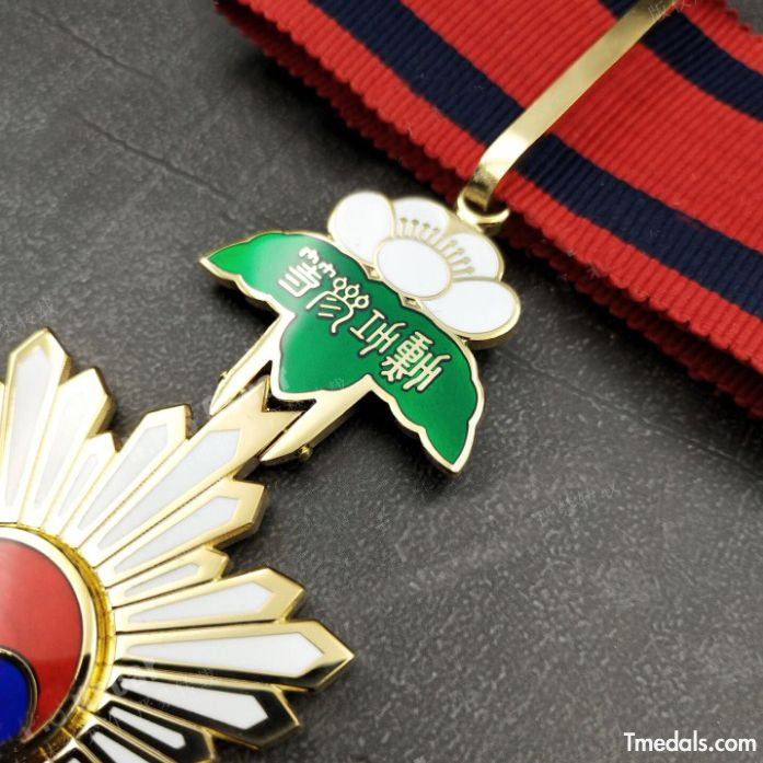 Korea – Order of the Taegeuk, Third Class Neck Badge () detail view 6