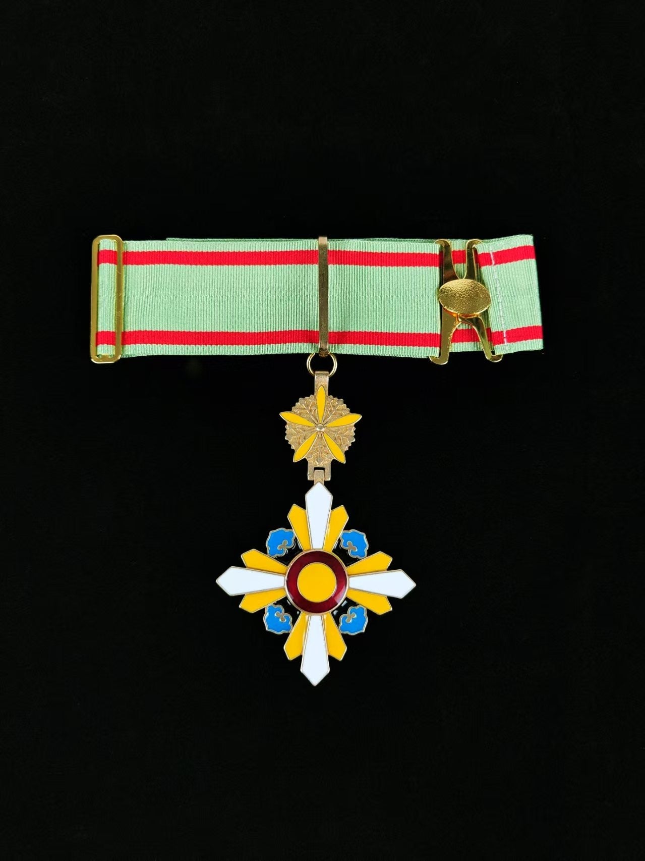 Manchurian Empire – Order of the Auspicious Cloud, 3rd Class Badge () reproduction